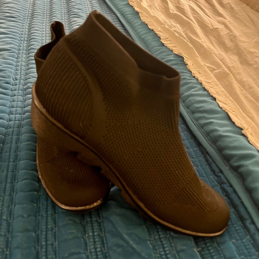 NWOB bernie mev. Camryn wedge stretch bootie! - Picture 13 of 14